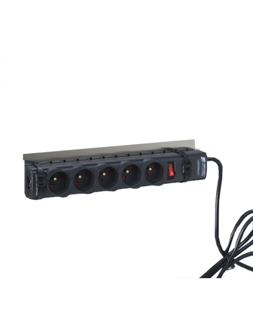 Multi-plug connecting strip